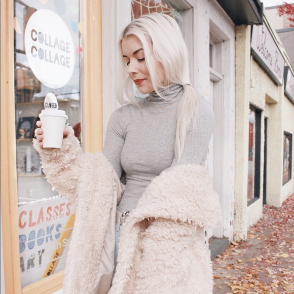 Meet your Posher, Caitlin - Picture 3 of 8